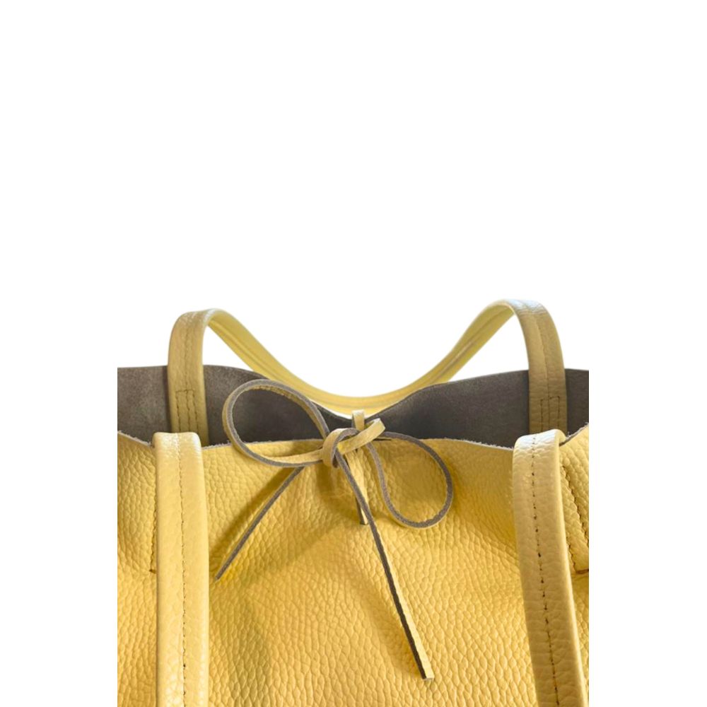 Shoulder Clutch Handbag by Baldinini Trend for women in cowhide bicolour & gold features an sculptural silhouette, showcasing a secure zipper and sculptural built-in-compartments with versatile shoulder-strap for a sophisticated look.