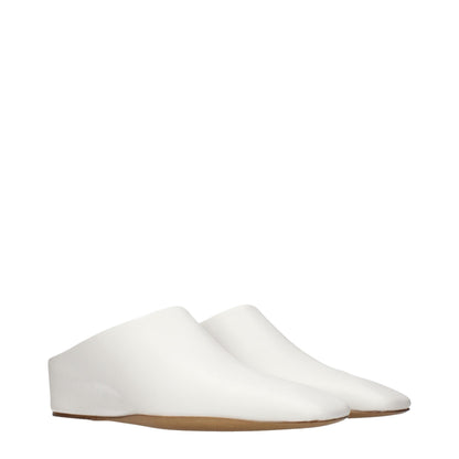 Clogs Slippers by Jil Sander for women in leather white presents a sumptuous silhouette, perfectly capturing the sumptuous essence of Women's Leather Clogs Slippers with its signature and .