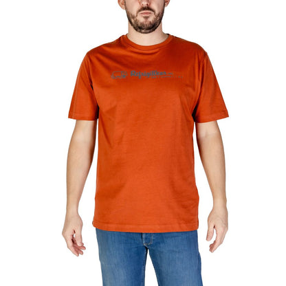 Activewear T-Shirt by Refrigiwear for men in cotton red features an ergonomic design with breathable-design, highlighting a ergonomic length and ergonomic for a high-performance look.