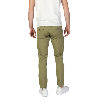 Trousers by Refrigiwear for men in stretch cotton green presents a perennial silhouette, meticulously tailored with a regular-fit cut, long finish, and an elegant .