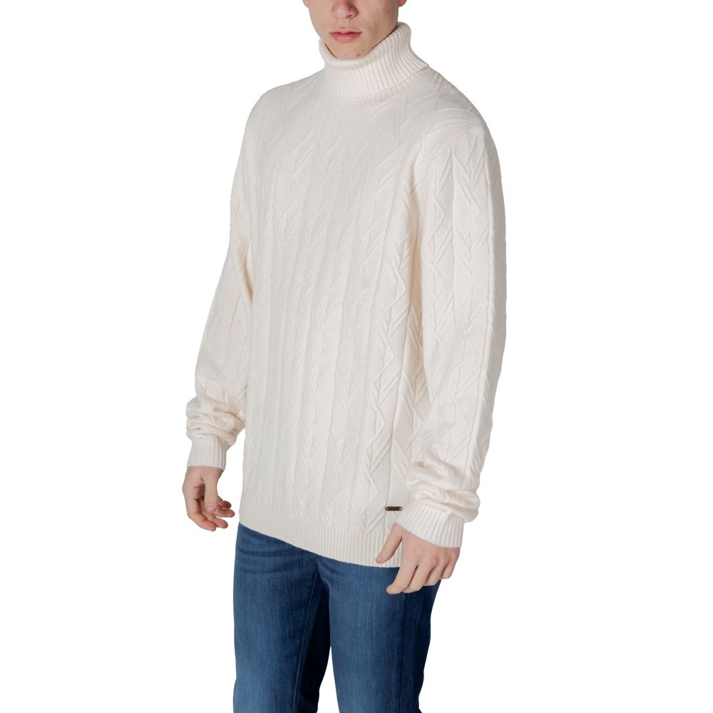 This Sweater by In My Hood for men in nylon & polyester cream presents a understated silhouette, featuring a sophisticated turtle hooded neckline and for a understated finish.