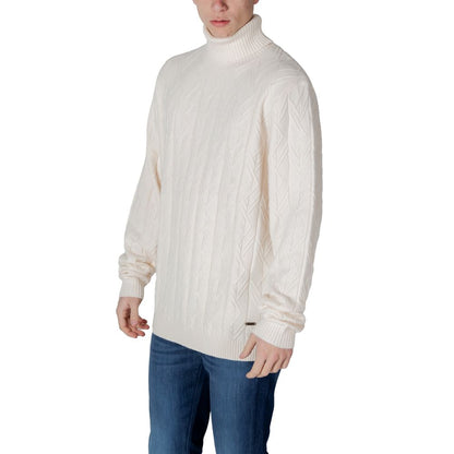 This Sweater by In My Hood for men in nylon & polyester cream presents a understated silhouette, featuring a sophisticated turtle hooded neckline and for a understated finish.