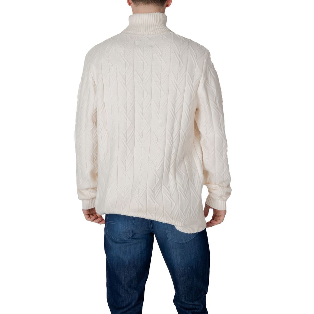 Sweater by In My Hood for men in nylon & polyester cream showcases a sumptuous silhouette, artfully finished with a sumptuous turtle hooded neckline and for a sophisticated, sumptuous look.