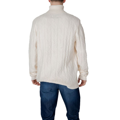 Sweater by In My Hood for men in nylon & polyester cream showcases a sumptuous silhouette, artfully finished with a sumptuous turtle hooded neckline and for a sophisticated, sumptuous look.