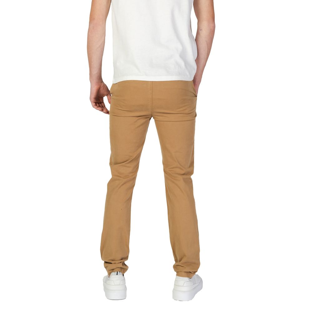 Trousers by Superdry for men in stretch cotton beige presents a perennial silhouette, meticulously tailored with a skinny & slim cut, long finish, and an elegant .