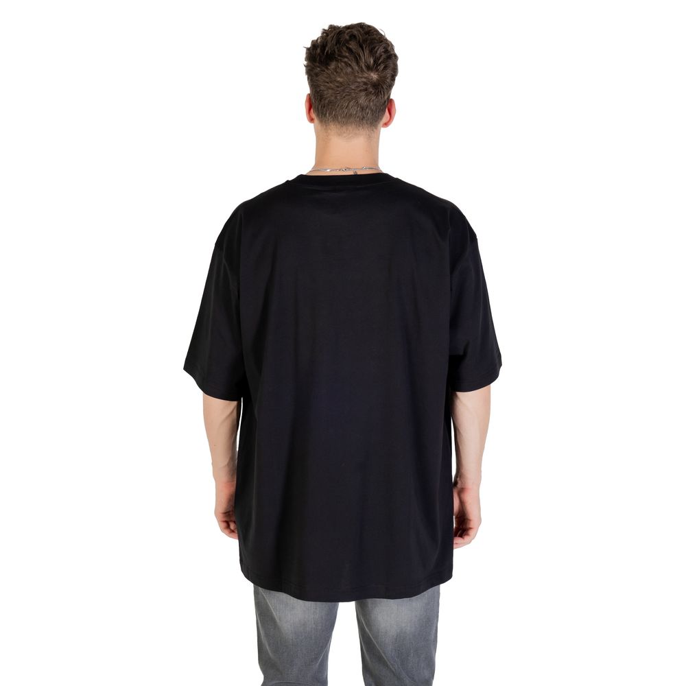 T-Shirt by Versace Jeans for men in cotton black features a plush silhouette, showcasing a sophisticated and for a truly plush finish.