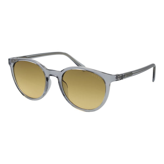 Sunglasses by Guess for men in plastic and gray presents a sumptuous silhouette, featuring gray coloured frame and full-rim round frame design with non-polarized category-1-light-tint lens for a sumptuous look.