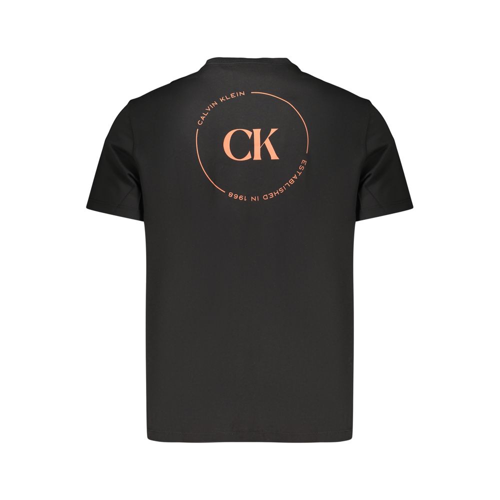 T-Shirt by Calvin Klein for men in cotton black features an on trend silhouette, perfectly showcasing a on trend and for an elevated aesthetic.