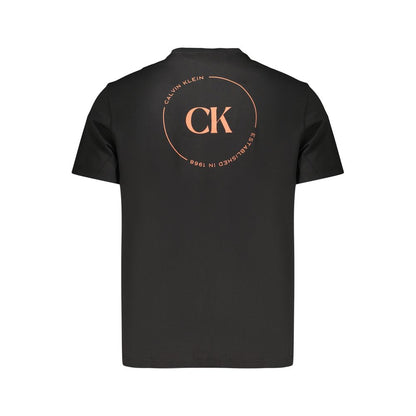 T-Shirt by Calvin Klein for men in cotton black features an on trend silhouette, perfectly showcasing a on trend and for an elevated aesthetic.