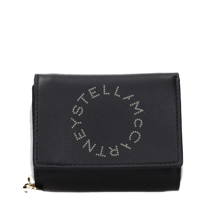 Wallet by Stella McCartney for women in leather black presents a architectural silhouette from the Leather Wallet collection, showcasing architectural eco-friendly for a architectural finish.