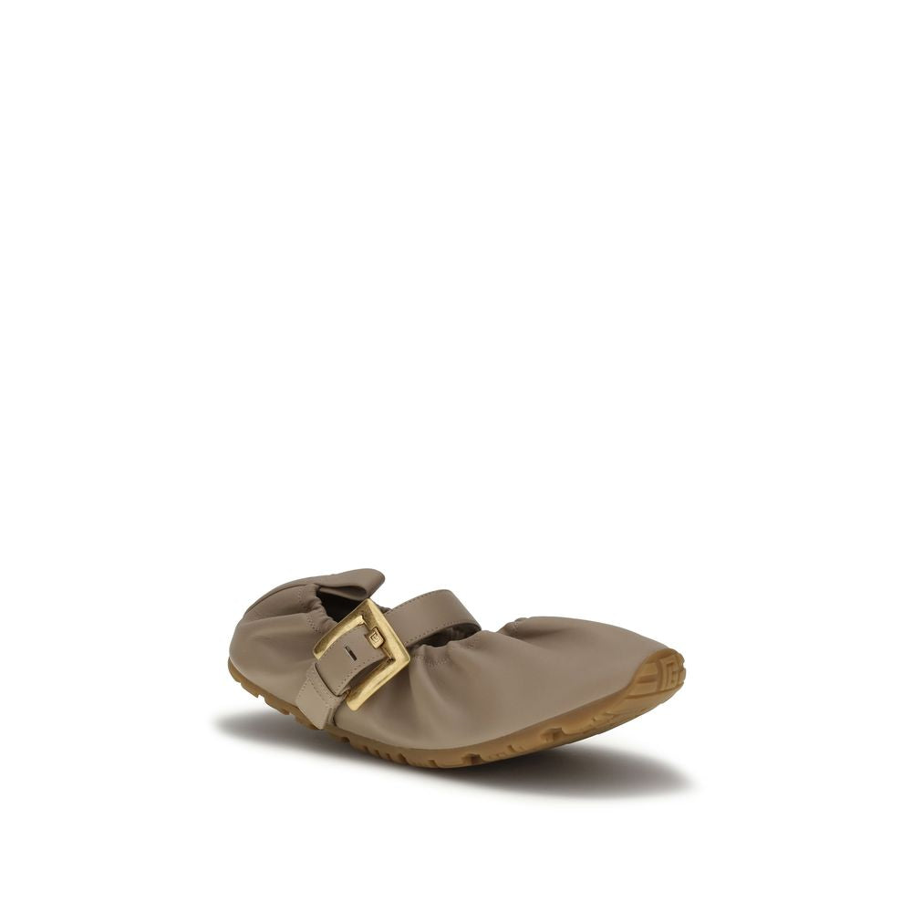 Ballet Flat Shoes by Balmain for women in bos taurus calf & lambskin leather beige showcases a enchanting silhouette as part of the Women's Bos Taurus Calf & Lambskin Leather Ballet Flat Shoes collection, defined by a enchanting and for a enchanting look.