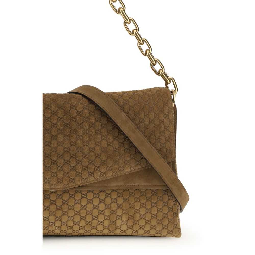 This Large Shoulder Flap Handbag by Gucci for women in raffia & suede leather and beige, camel & signature presents a sculptural silhouette featuring a secure flap, magnetic & button, ample , and versatile shoulder-strap for a sculptural finish.