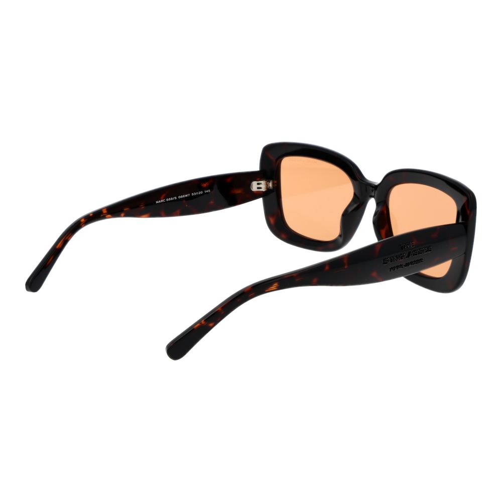 Sunglasses by Marc Jacobs for women in plastic brown features a sumptuous silhouette, showcasing a sumptuous full-rim square frame design in brown coloured frame with high-performance non-polarized category-1-light-tint lens.