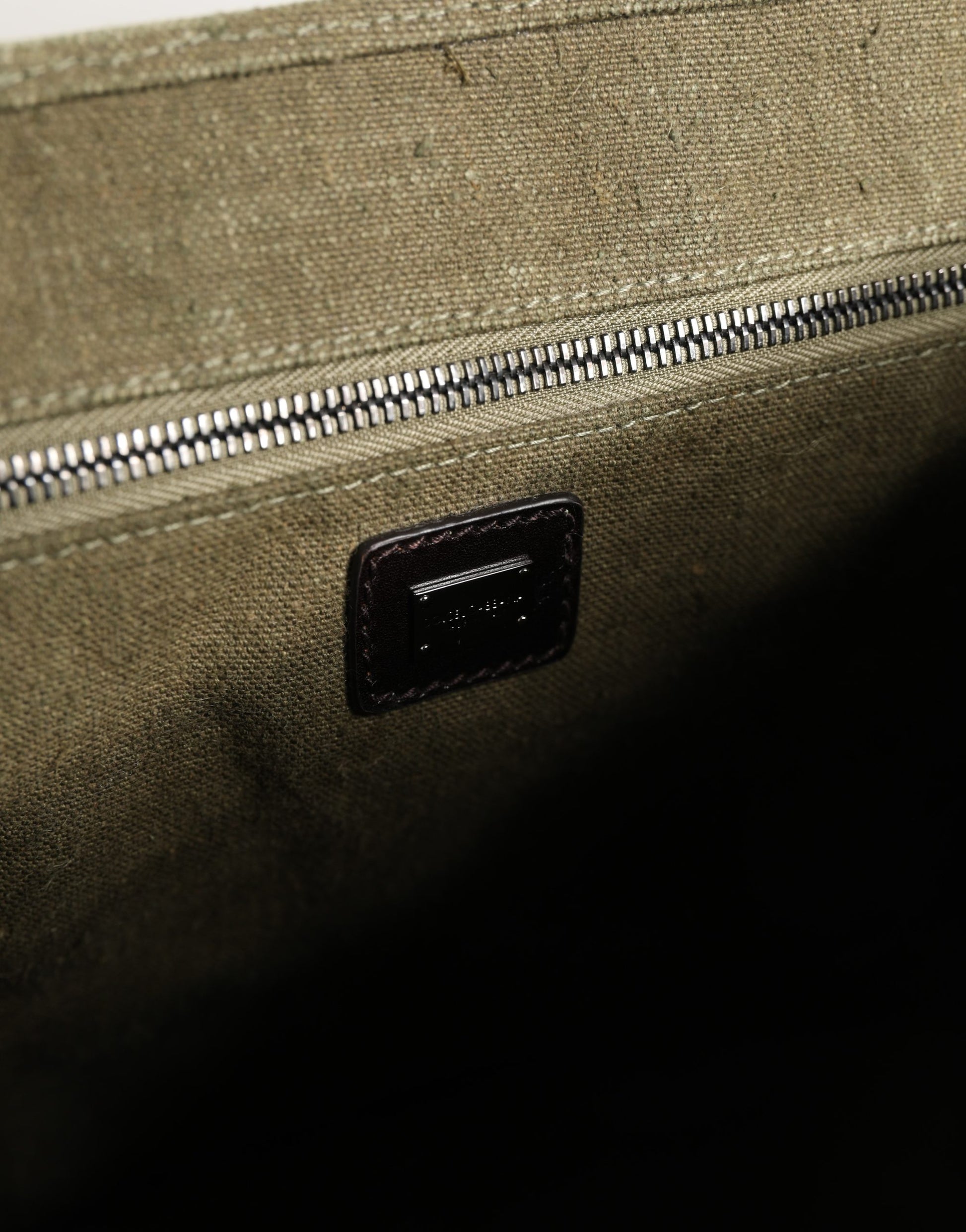 Shoulder Messenger Clutch Convertible Handbag by Dolce & Gabbana for men in leather & metal dark-green & military-green presents a exquisite silhouette, showcasing a secure buckle and organized with versatile shoulder-strap.
