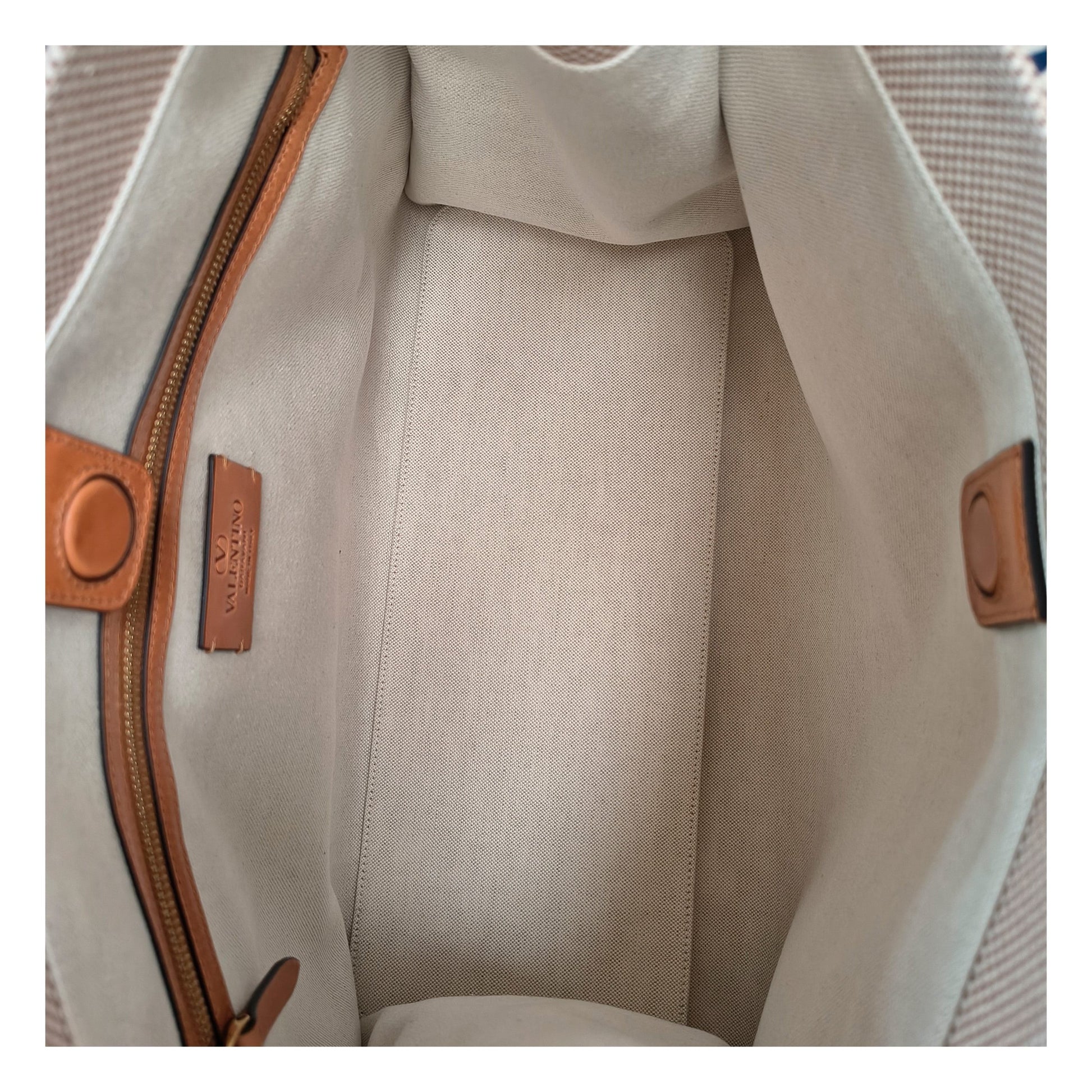 Handbag by Valentino Garavani for unisex in fabric beige features a refined silhouette, showcasing a secure , organized , and versatile adjustable-strap for a refined finish.