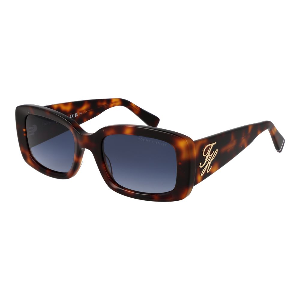 Sunglasses by Tommy Hilfiger for women in acetate and brown presents a sumptuous silhouette, featuring brown coloured frame and rectangle full-rim frame design with gradient category-3-dark-tint lens for a sumptuous look.