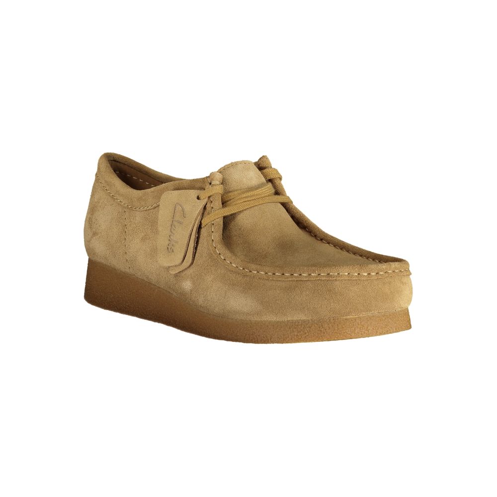 Loafer Loafers Slip-On Shoes by Clarks for men in polyester polyurethane suede leather beige features an timeless silhouette from the Men's Polyester Polyurethane Suede Leather Loafer Loafers Slip-On Shoes collection, defined by a timeless and for a timeless look.