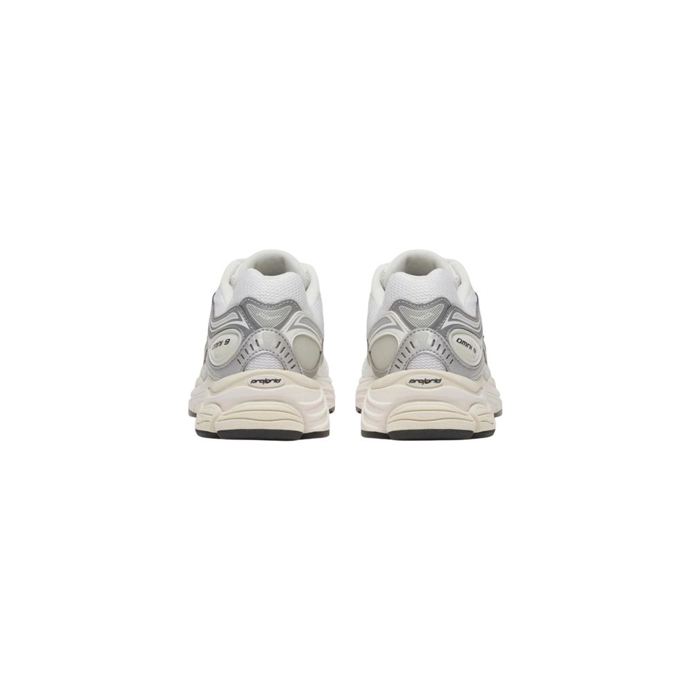 Sneakers by Saucony for men in rubber & mesh silver presents a sumptuous silhouette from the Men's Athletic Rubber & Mesh Sneakers collection, showcasing a sumptuous athletic style for an elevated aesthetic.
