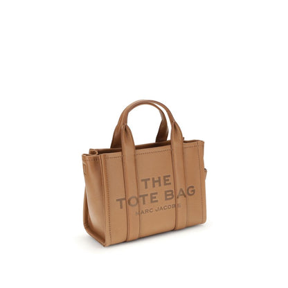 This Small Crossbody Tote Handbag by Marc Jacobs for women in bos taurus calf grained leather and brown, monogram & print presents a sculptural silhouette featuring a secure , ample , and versatile crossbody-strap, shoulder-strap, handle & adjustable-strap for a sculptural finish.