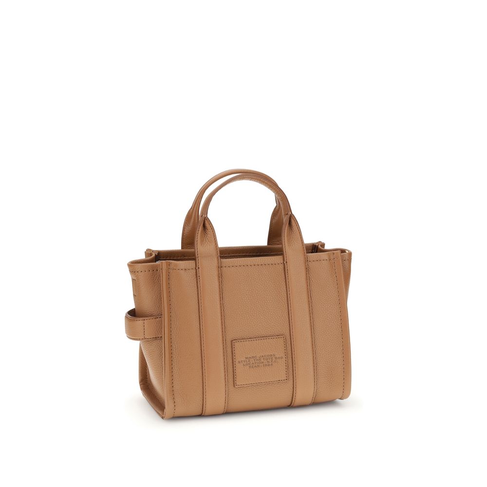 Small Crossbody Tote Handbag by Marc Jacobs for women in bos taurus calf grained leather brown, monogram & print features a signature silhouette, showcasing a secure and signature with versatile crossbody-strap, shoulder-strap, handle & adjustable-strap for a sophisticated look.
