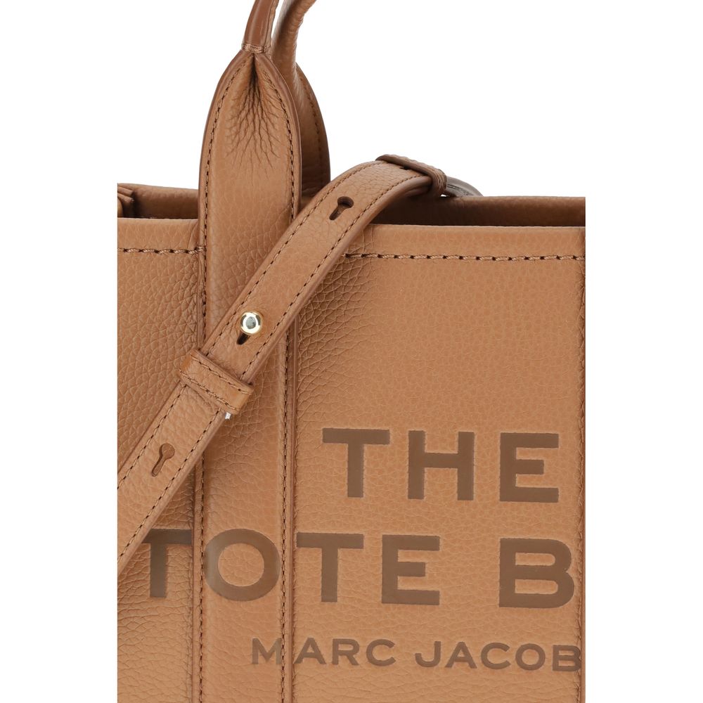 Small Crossbody Tote Handbag by Marc Jacobs for women in bos taurus calf grained leather brown, monogram & print features a contemporary silhouette, showcasing a secure , ample , and contemporary crossbody-strap, shoulder-strap, handle & adjustable-strap for a sophisticated look.