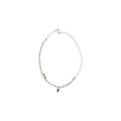 Necklace by Alexander McQueen for men in silk pearl, silver, white & signature presents a artisanal silhouette, artfully highlighting the pendant necklace design and artisanal Skull Men's Silver Brass & Pearls Necklace aesthetic for a sophisticated finish.