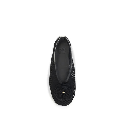 Ballet Flat Shoes by Ganni for women in polyethylene polyurethane & viscose black & floral features an captivating silhouette, showcasing the captivating style of the Crochet Jenny Women's Polyethylene Polyurethane & Viscose Ballet Flat Shoes with its distinct and refined square toe style.