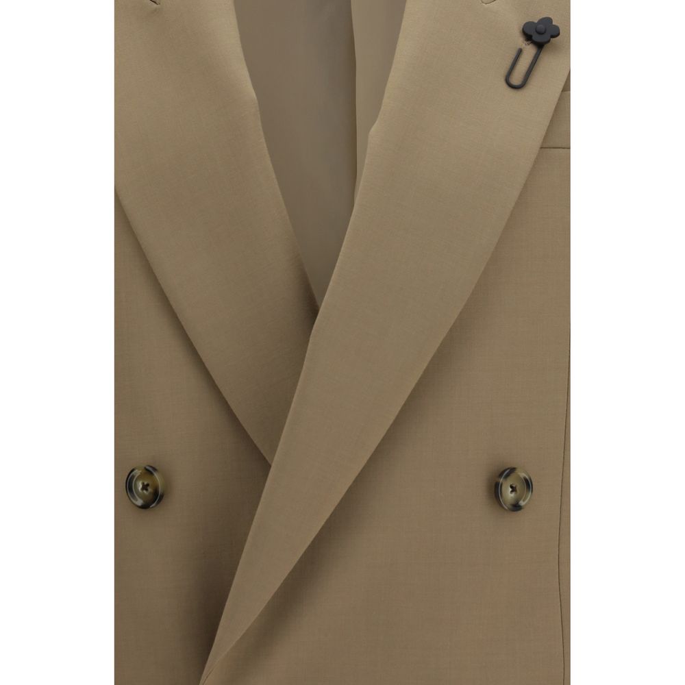 This Blazer by Lardini for women in polyester & wool beige presents a tailored silhouette, meticulously tailored with a tailored and distinctive for a tailored finish.