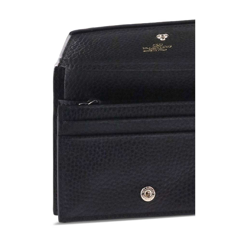 Wallet by Valentino Garavani for women in bos taurus calf leather black showcases a discerning silhouette, artfully capturing the essence of Rockstud Bos Taurus Calf Leather Wallet with its functional .