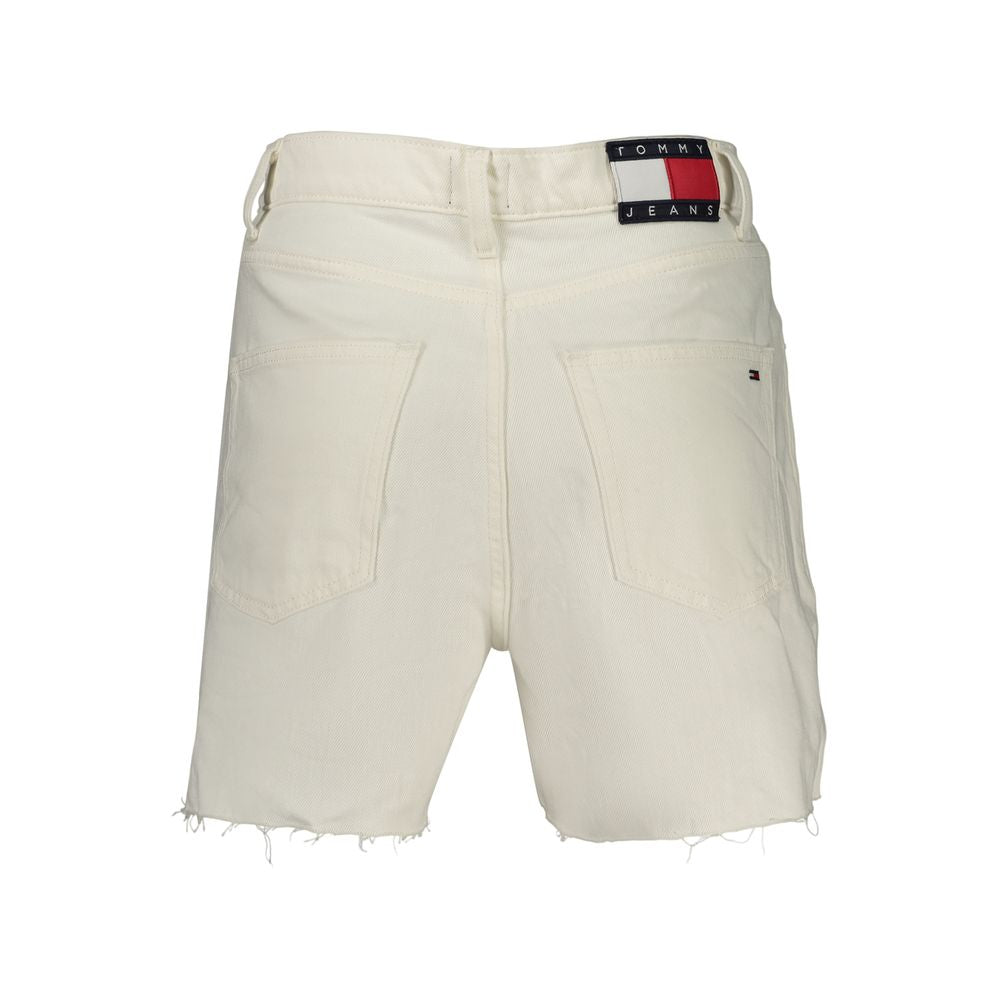 Short Trousers by Tommy Hilfiger for women in cotton polyester white features an effortless chic silhouette, meticulously tailored with a sophisticated mom, short, and for a effortless chic finish.