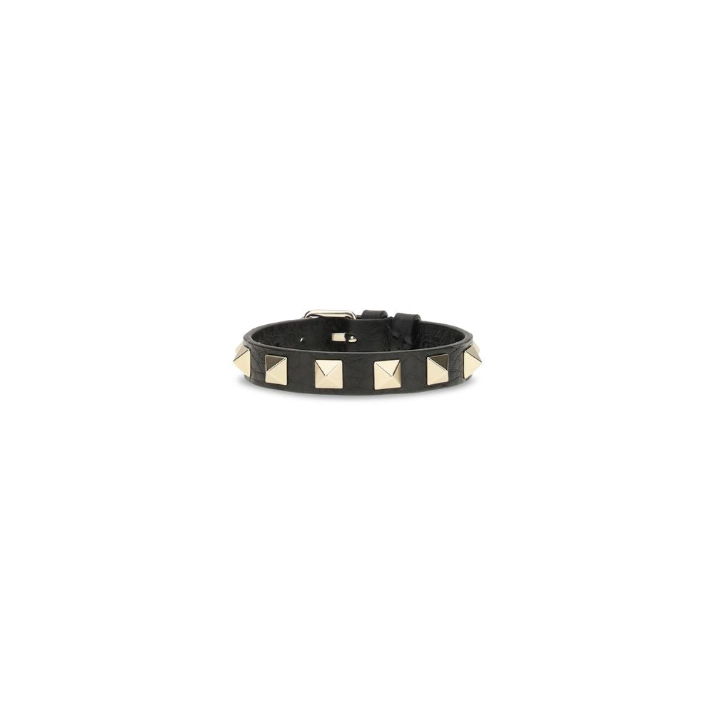 Bracelet by Valentino Garavani for women in bos taurus calf leather black features an svelte silhouette, showcasing the svelte of the Rockstud Women's Bos Taurus Calf Leather Bracelet for a sophisticated, svelte look.