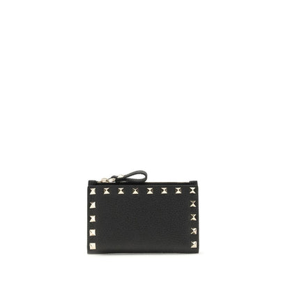 Cardholder Wallet by Valentino Garavani for women in bos taurus calf leather black showcases a discerning silhouette, artfully capturing the essence of Rockstud Bos Taurus Calf Leather Cardholder Wallet with its functional card-organization coin-purse.