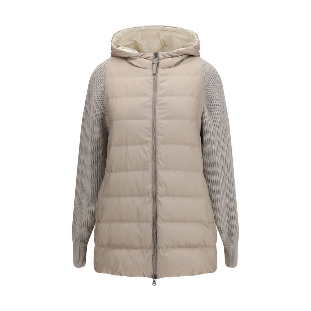 This Puffer Jacket by Brunello Cucinelli for women in polyamide & goose-down gray exhibits a edgy silhouette, meticulously detailed with functional pockets & insulated and a edgy for a edgy finish.