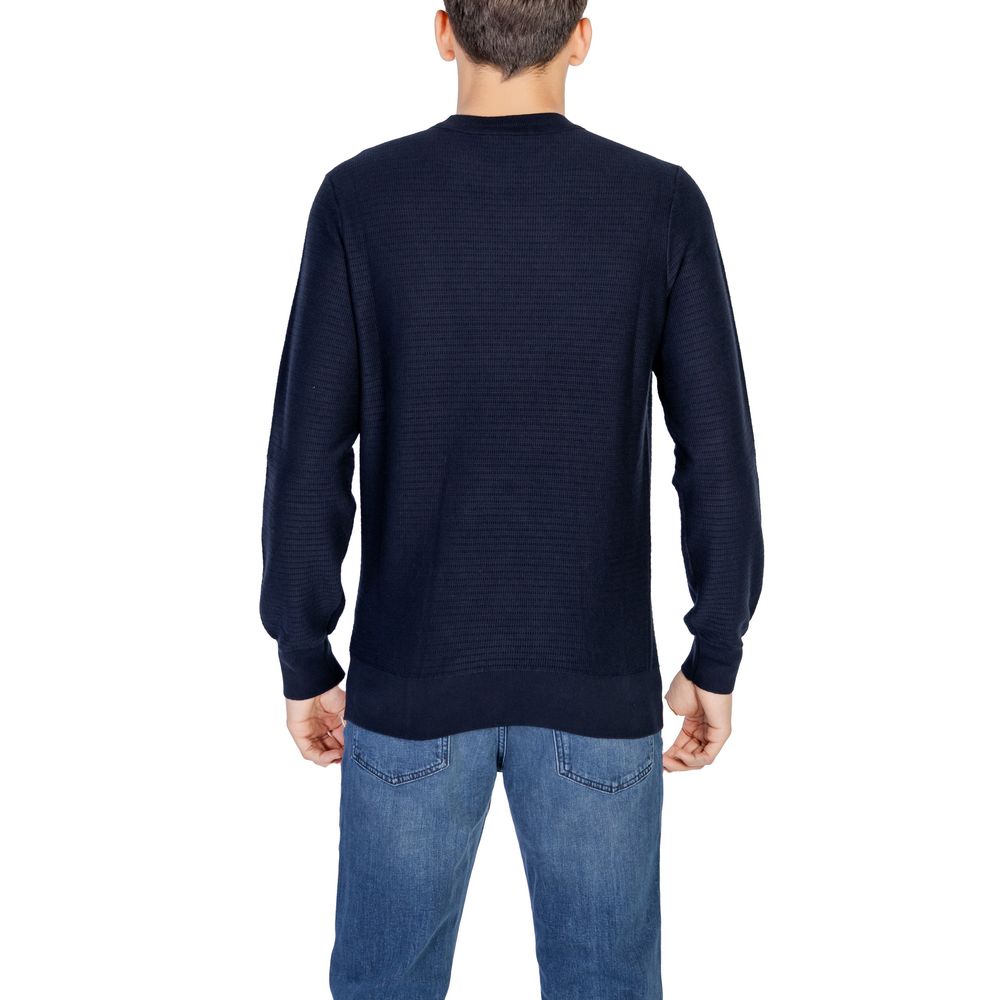 Sweatshirt by Hugo Boss for men in cashmere cotton blend blue features a unrivaled silhouette with a refined crew neckline and unrivaled detailing for a sophisticated look.