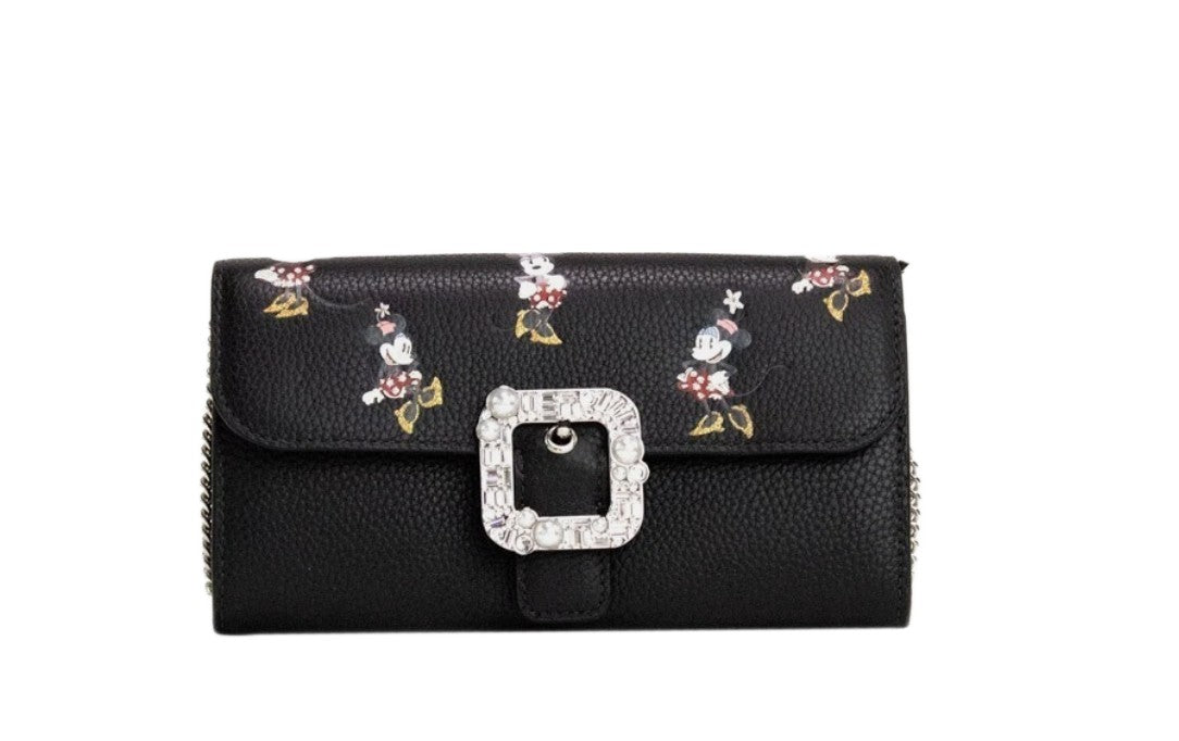This Small Crossbody Clutch Handbag by Kate Spade for women in faux patent leather and black & silver presents a sculptural silhouette featuring a secure snap & zipper, ample cardholder, and versatile crossbody-strap & detachable-strap for a sculptural finish.