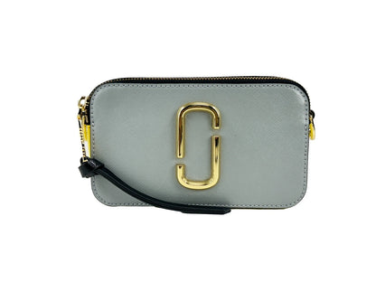 Small Crossbody Handbag by Marc Jacobs for women in canvas gold features an multi-faceted design with a secure zipper, ample , and versatile crossbody-strap, adjustable-strap & detachable-strap for a multi-faceted finish.