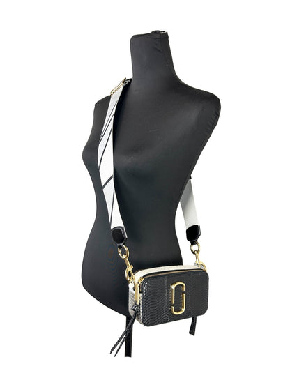 Compact Crossbody Handbag by Marc Jacobs for women in calfskin beige, gold & patterned features a exquisite silhouette, showcasing a secure zipper and exquisite with versatile crossbody-strap, adjustable-strap & detachable-strap for a exquisite finish.