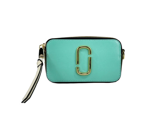Small Crossbody Evening Handbag by Marc Jacobs for women in canvas gold & patterned features an multi-faceted design with a secure zipper, ample , and versatile crossbody-strap, adjustable-strap & detachable-strap for a multi-faceted finish.