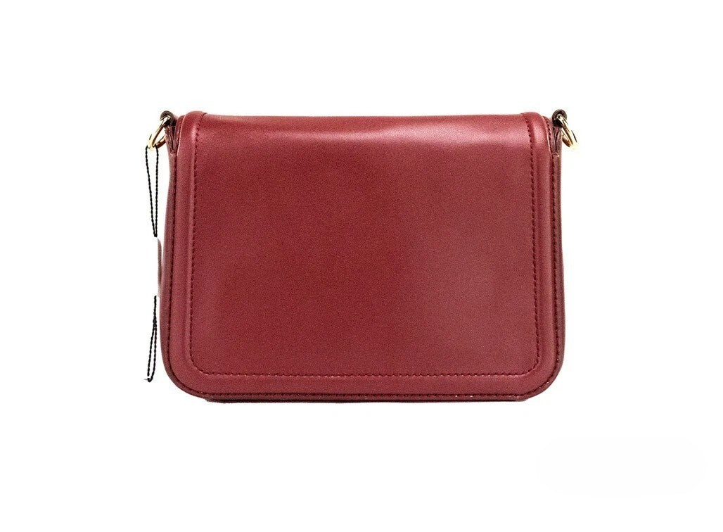 Medium Crossbody Flap Handbag by Marc Jacobs for women in leather & metal burgundy & gold showcases a versatile sophistication silhouette, featuring a secure flap, zipper & magnetic, versatile sophistication , and versatile crossbody-strap, adjustable-strap & detachable-strap for a versatile sophistication finish.