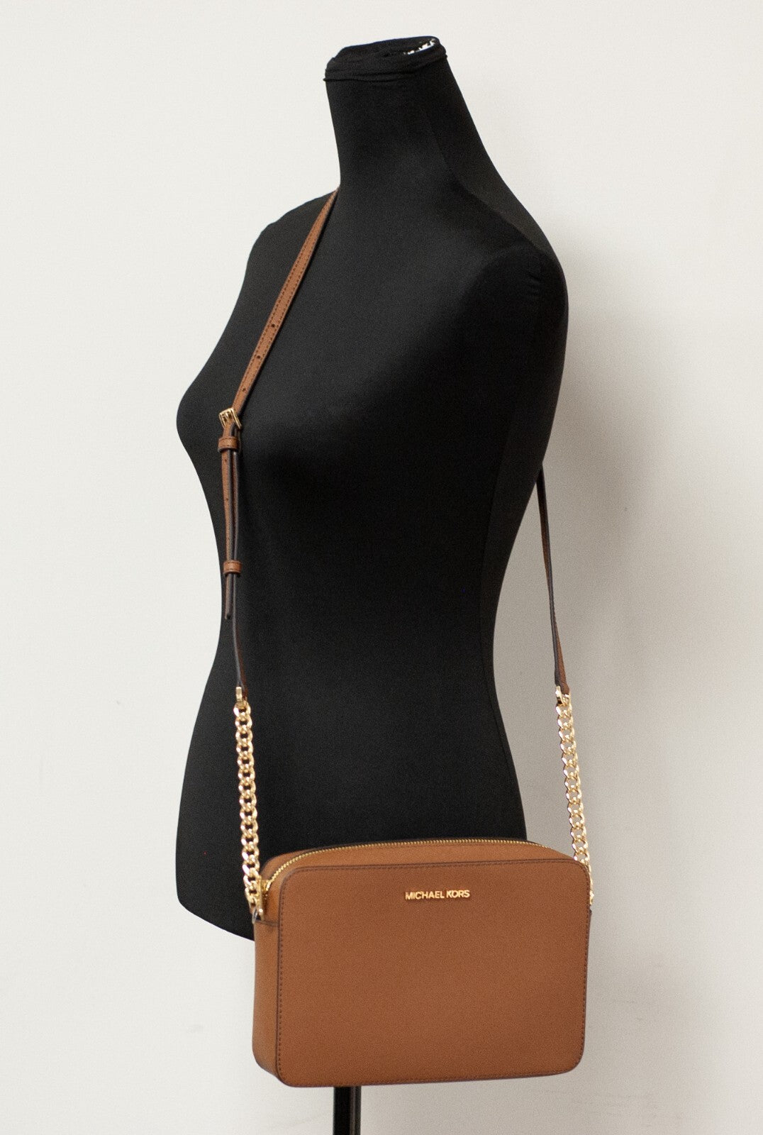 Crossbody Handbag by Michael Kors for women in leather & rubber brown, gold & signature features an versatile silhouette, showcasing a secure zipper and versatile with versatile crossbody-strap & adjustable-strap for a versatile finish.