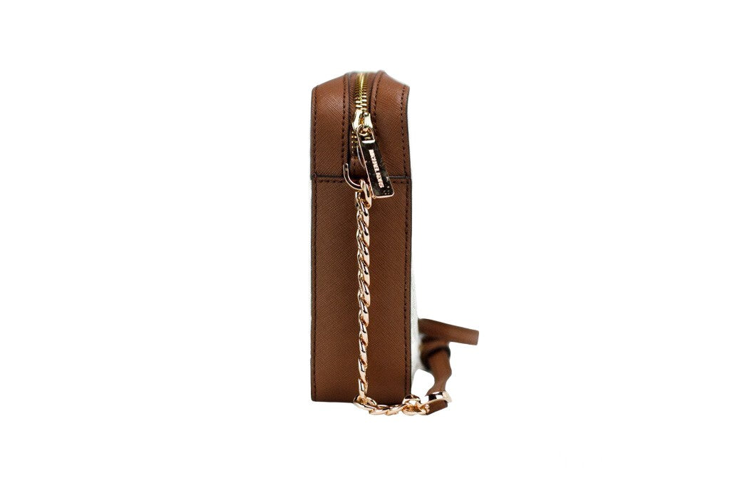 Large East West Crossbody Messenger Bag by Michael Kors for men in leather gold features an versatile Jet Set Travel Leather Large East West Crossbody Messenger Bag design with a versatile zipper, ample , and versatile crossbody-strap, shoulder-strap & handle for a sophisticated finish.
