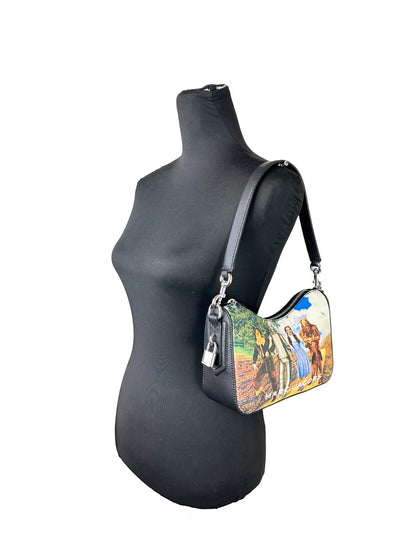 Small Crossbody Handbag by Marc Jacobs for women in leather black, gold & print features an multi-faceted design with a secure zipper, ample , and versatile crossbody-strap & detachable-strap for a multi-faceted finish.