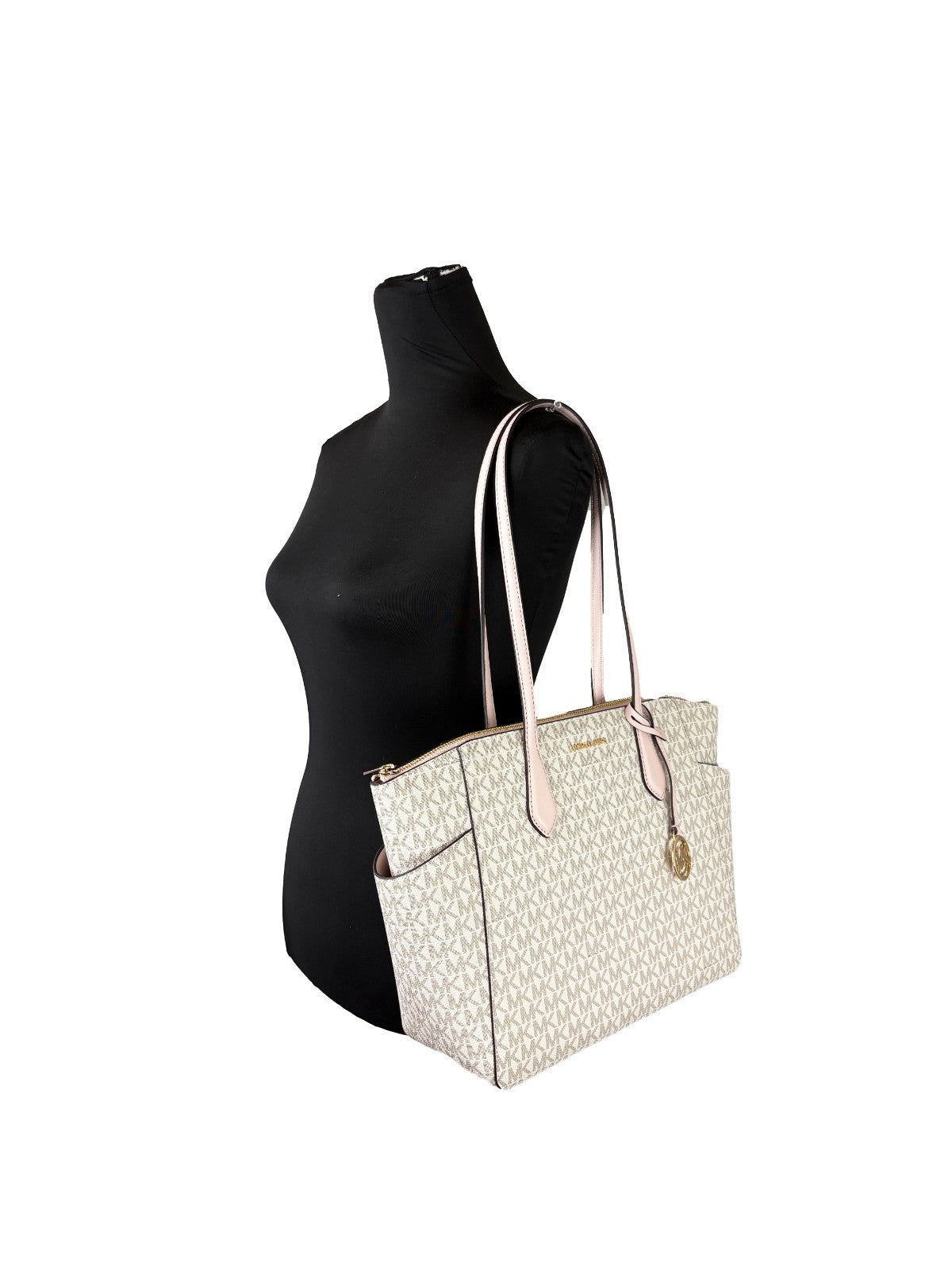 This Medium Tote Bag by Michael Kors for women in synthetic polyurethane leather gold & signature features an jet-set Marilyn Synthetic Polyurethane Leather Medium Tote Bag design with a secure zipper, ample , and jet-set .