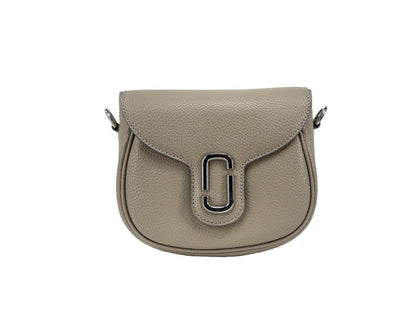 Crossbody Saddle Handbag by Marc Jacobs for women in pebbled leather silver features a multifaceted silhouette, showcasing a secure and multifaceted with versatile crossbody-strap, adjustable-strap & detachable-strap for multifaceted style.