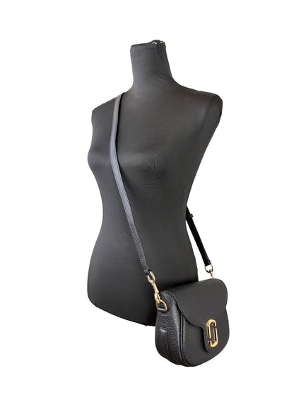 Crossbody Saddle Handbag by Marc Jacobs for women in pebbled leather black & gold features an versatile silhouette, showcasing a secure and versatile with versatile crossbody-strap, adjustable-strap & detachable-strap for a versatile finish.