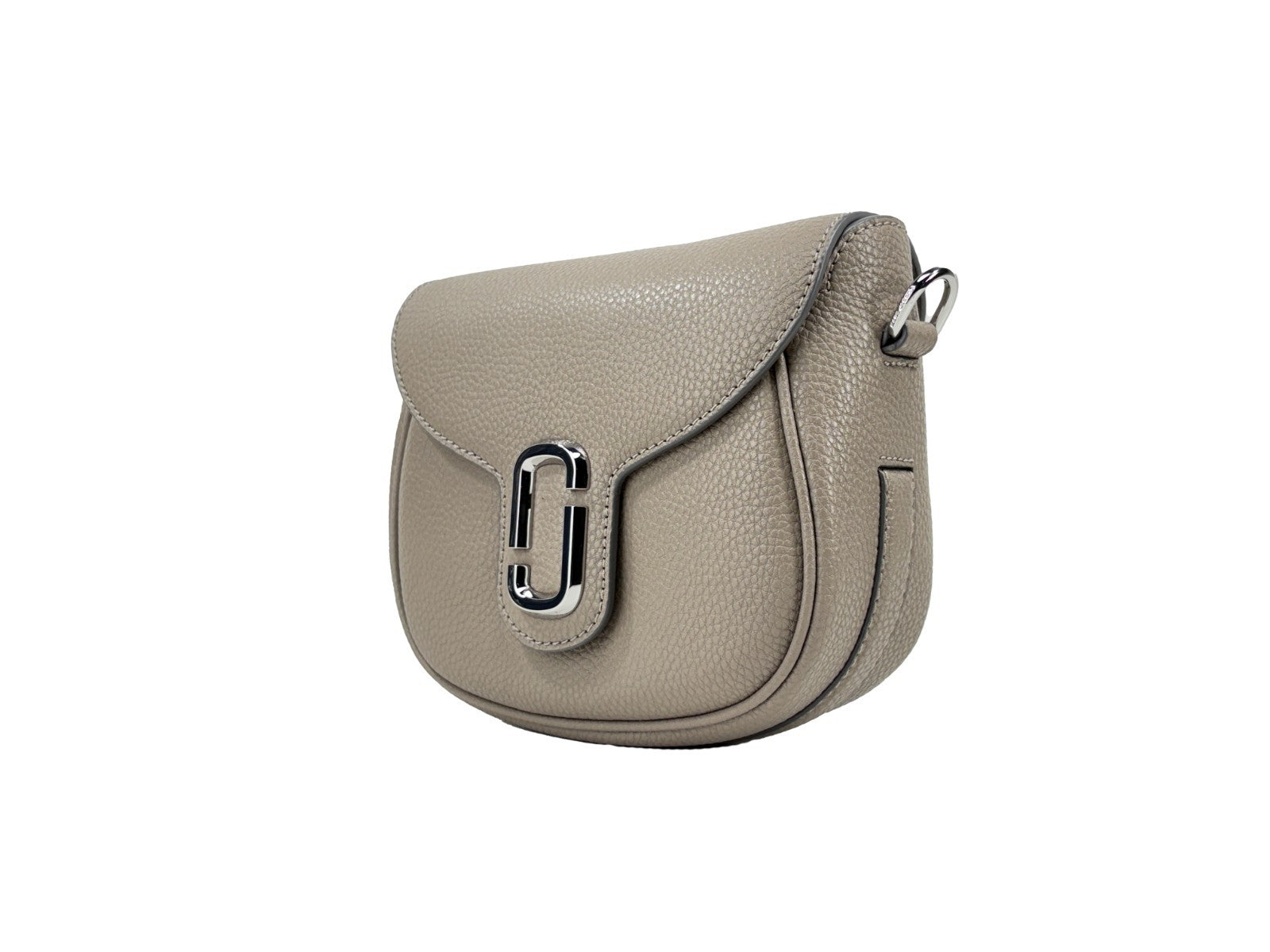 Crossbody Saddle Handbag by Marc Jacobs for women in pebbled leather silver showcases a versatile sophistication silhouette, featuring a secure , versatile sophistication , and versatile crossbody-strap, adjustable-strap & detachable-strap for a versatile sophistication finish.
