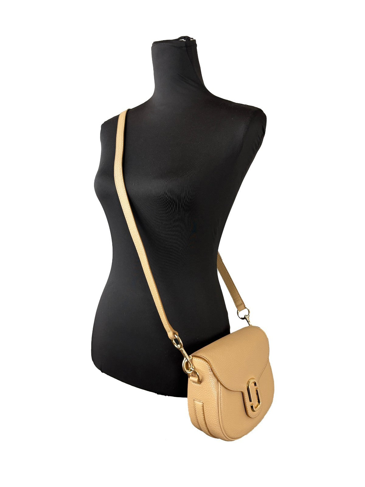 Crossbody Saddle Handbag by Marc Jacobs for women in pebbled leather camel & gold features an multi-faceted design with a secure , ample , and versatile crossbody-strap, adjustable-strap & detachable-strap for a multi-faceted finish.
