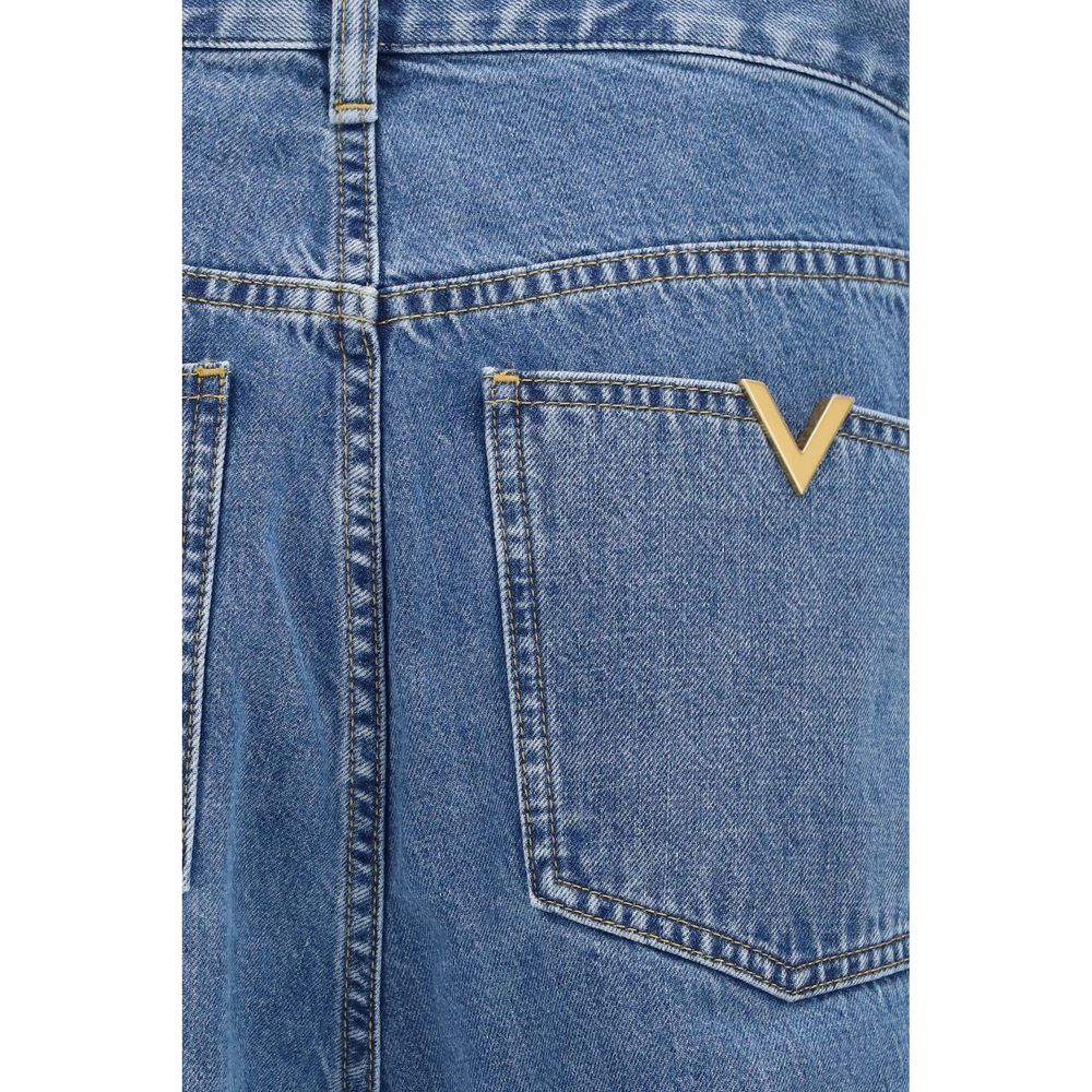Jeans by Valentino Garavani for men in denim cotton blue features an refined tailoring silhouette, showcasing a premium straight-leg & regular-fit with a and long cut for a refined tailoring look.