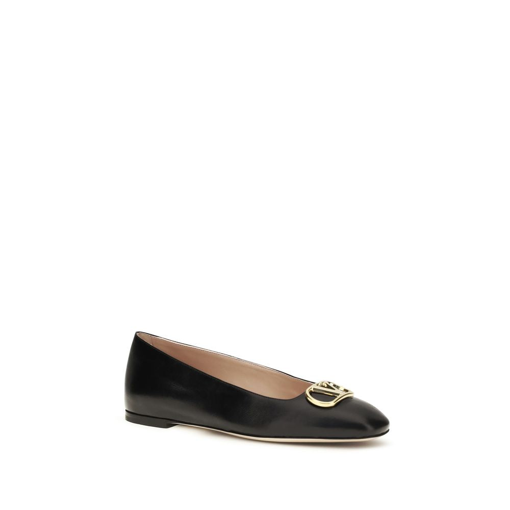 Ballet Flat Shoes by Valentino Garavani for women in bos taurus nappa calf leather black & signature showcases a enchanting silhouette as part of the V Logo Women's Bos Taurus Nappa Calf Leather Ballet Flat Shoes collection, defined by a enchanting and for a enchanting look.