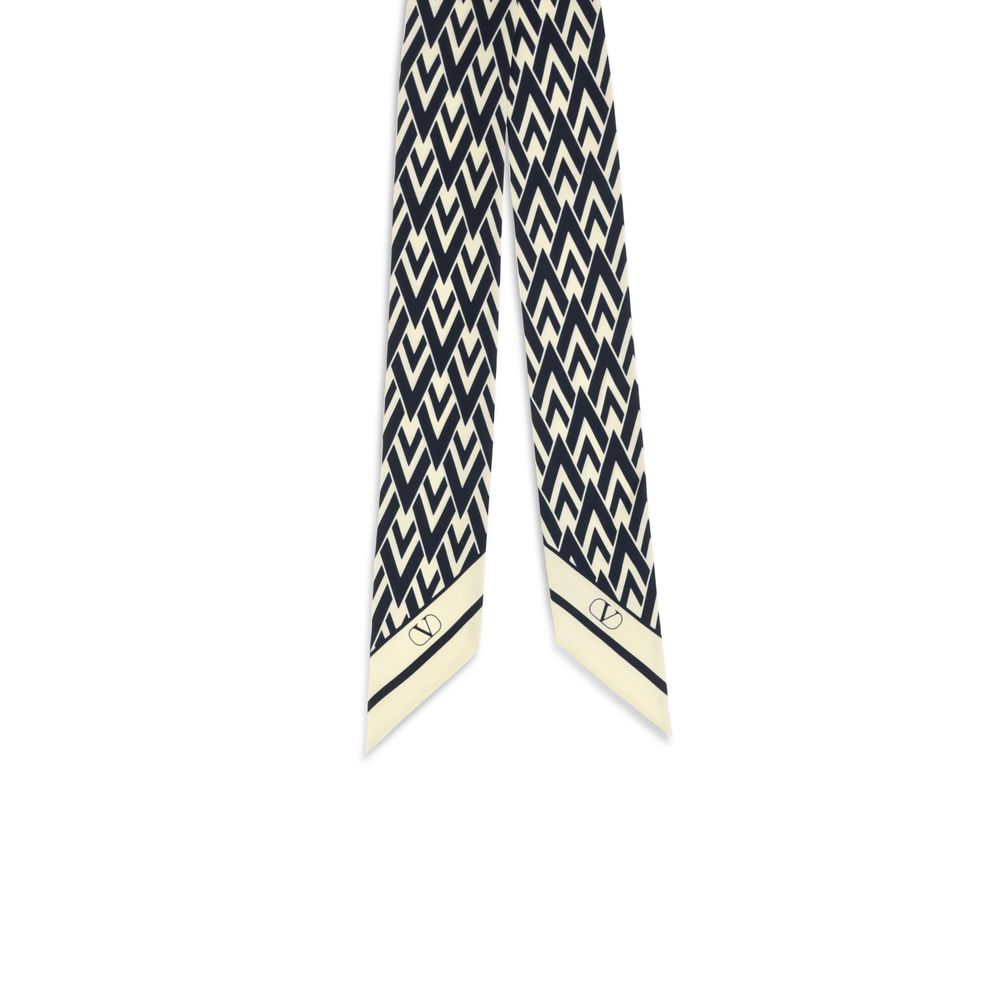Scarf by Valentino Garavani for women in silk twill blue & print features a snug silhouette, perfectly showcasing the elegant drape and premium finish of the Silk Twill Scarf.
